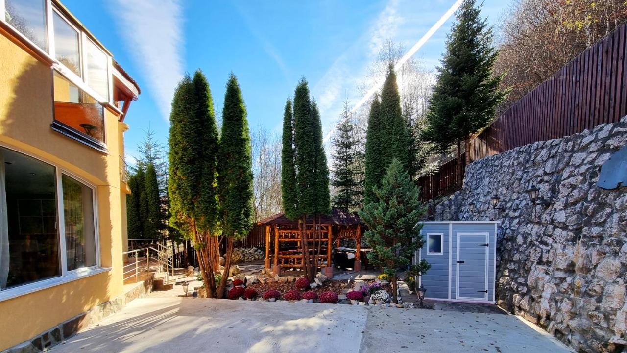 Marble Villa: Luxury Estate - Central But Intimate Sinaia Exterior foto